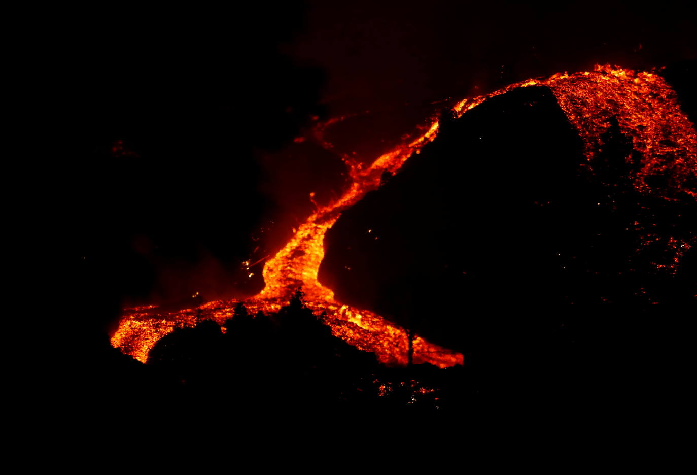 La ladera se llena de lava y miles de vecinos han sido desalojados