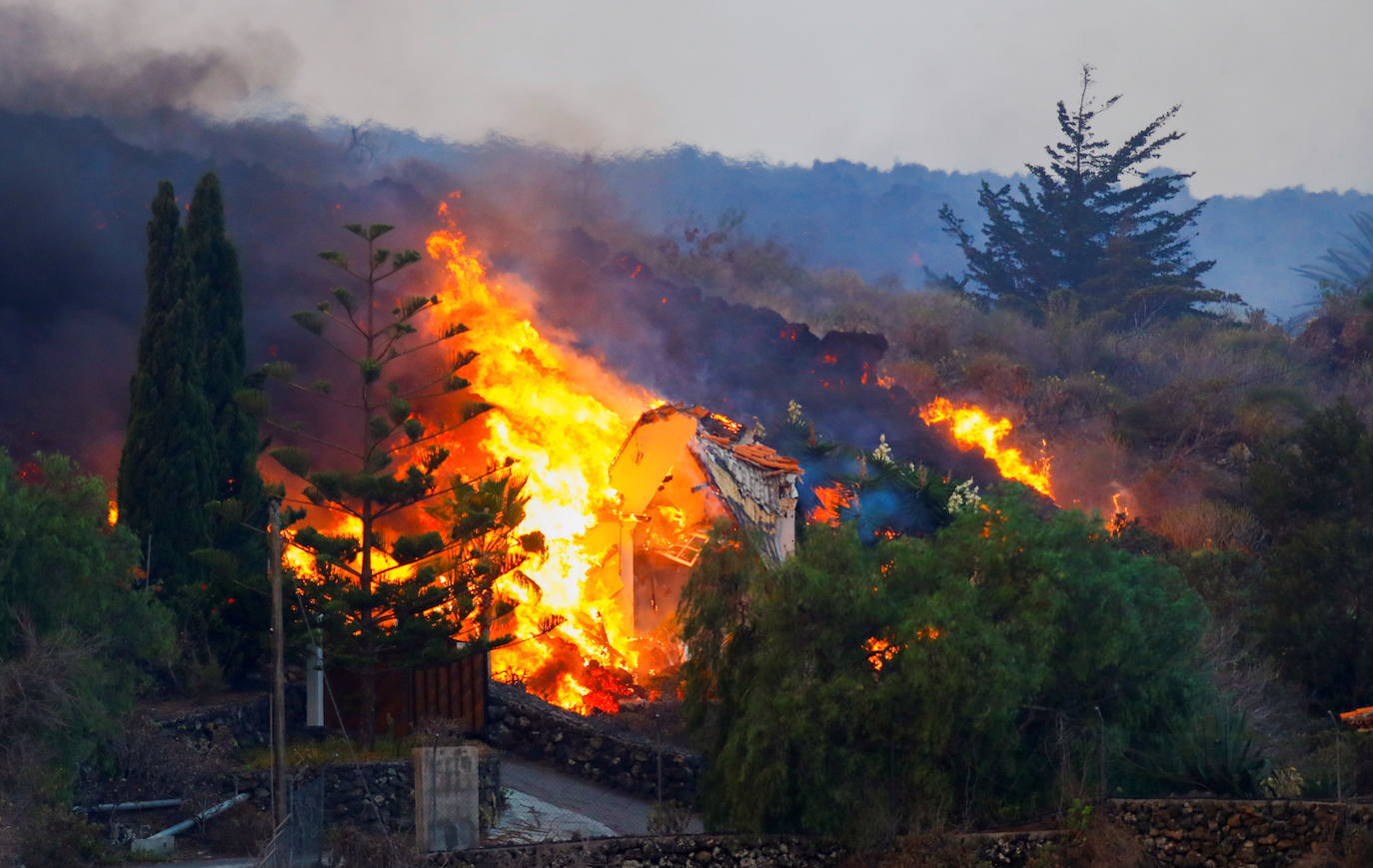 La ladera se llena de lava y miles de vecinos han sido desalojados