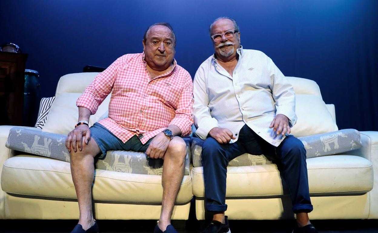 Fernando Esteso y Paco Arévalo, en el escenario del Talía. 