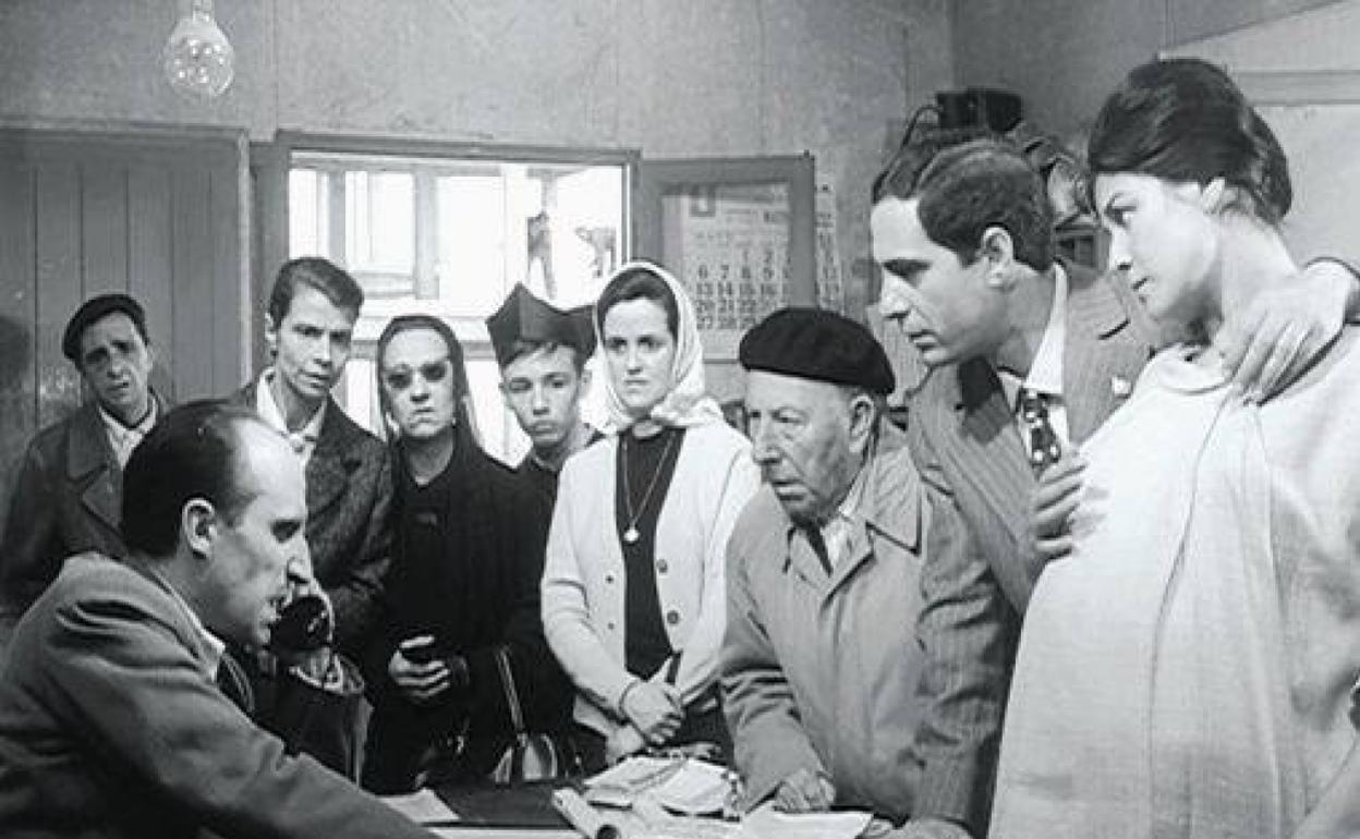 La valenciana Lola Gaos, en primer término, en un fotograma de la película 'El verdugo', de Berlanga. 