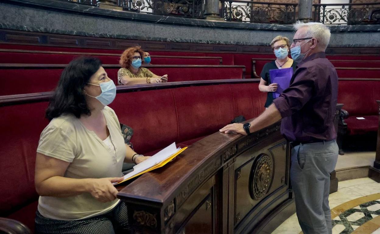 El alcalde de Valencia, Joan Ribó, con representantes de Orriols en la primera mesa de trabajo. 
