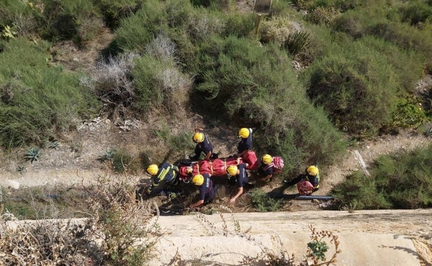 Seis bomberos han logrado llegar al lugar del accidente para rescatar al hombre. 