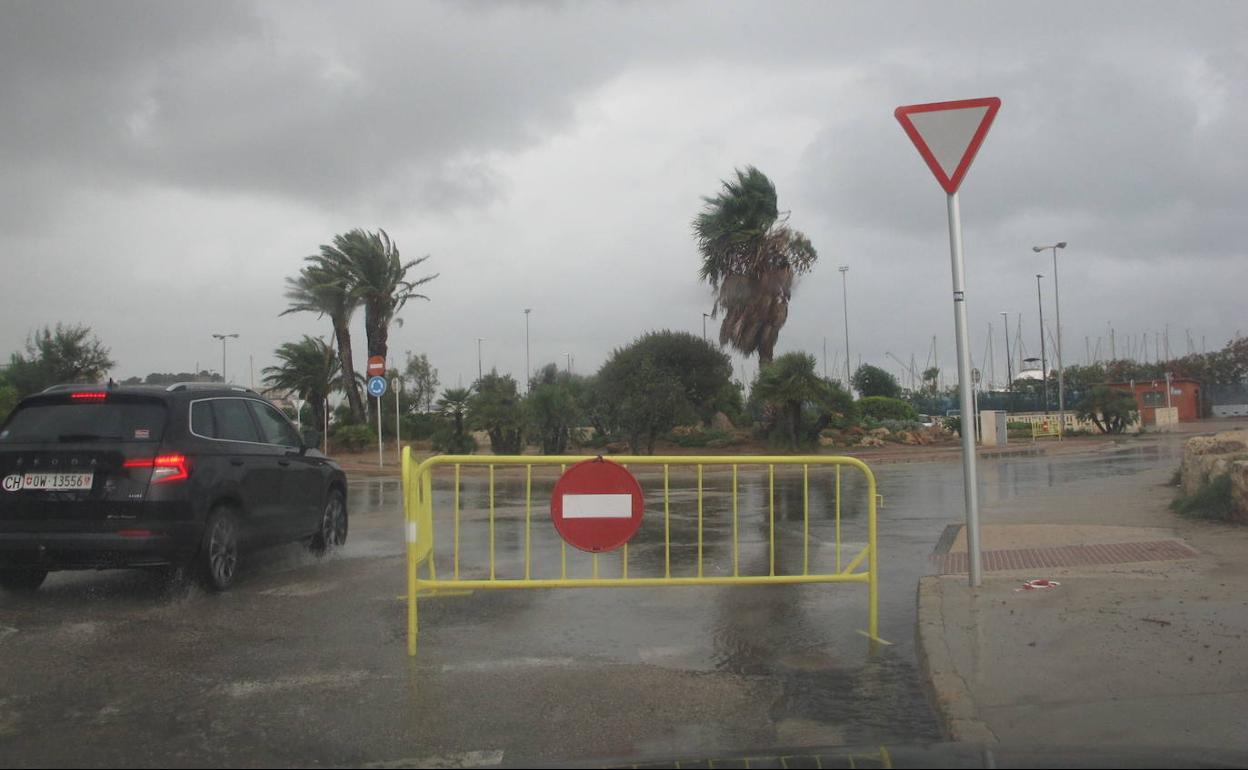 La rotonda de la Marineta Cassiana, en Dénia, cerrada al tráfico. 