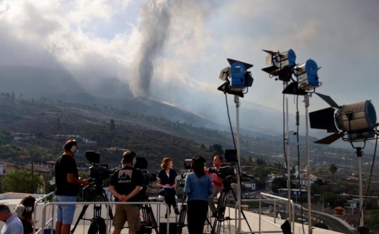 Uno de los equipos televisivos en La Palma. 