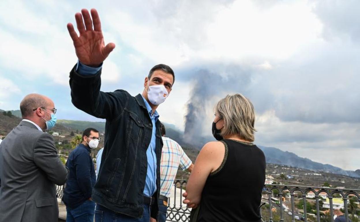 El presidente del Gobierno, Pedro Sánchez (c), visita la zona afectada por la erupción volcánica de La Palma