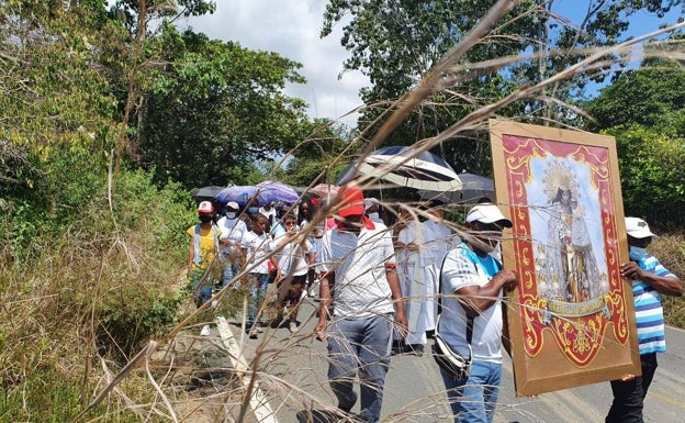 Imagen principal - Procesión de la Virgen en Tinajas.