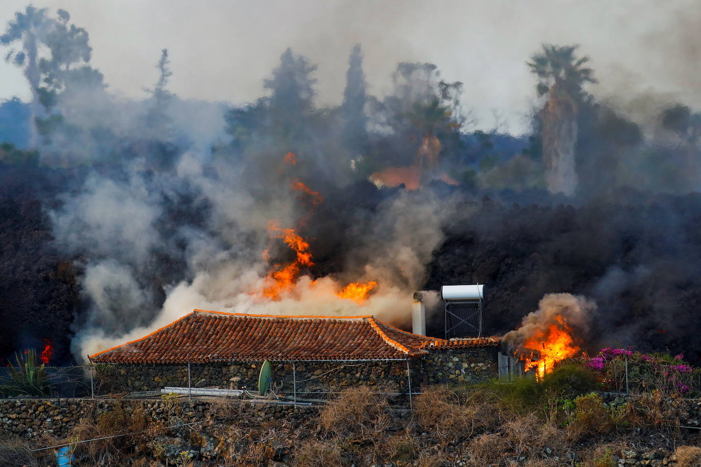 El volcán Cumbre Vieja emana lava por nueve grietas provocando miles de desalojos y la destrucción de viviendas, carreteras y cultivos