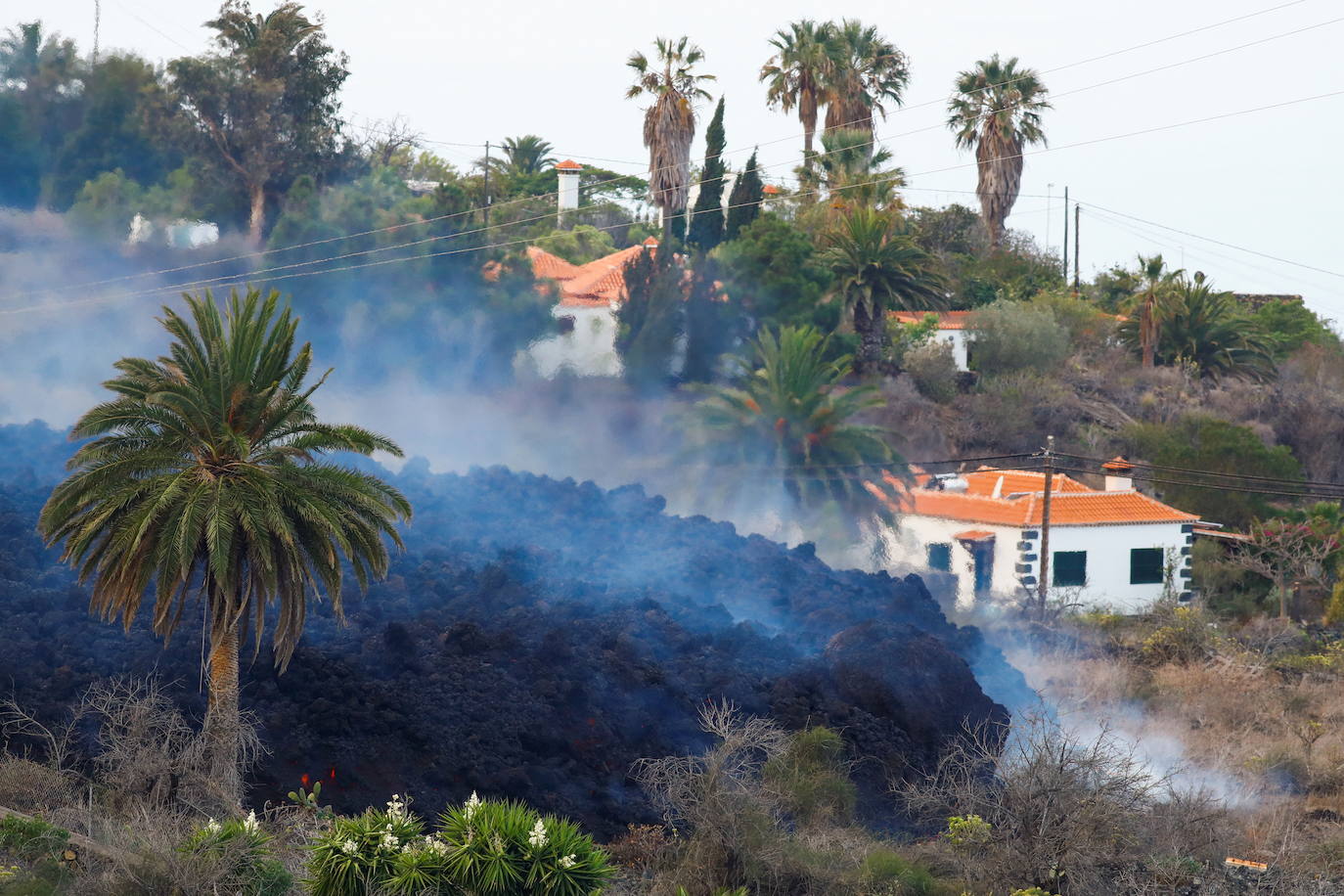 El volcán Cumbre Vieja emana lava por nueve grietas provocando miles de desalojos y la destrucción de viviendas, carreteras y cultivos