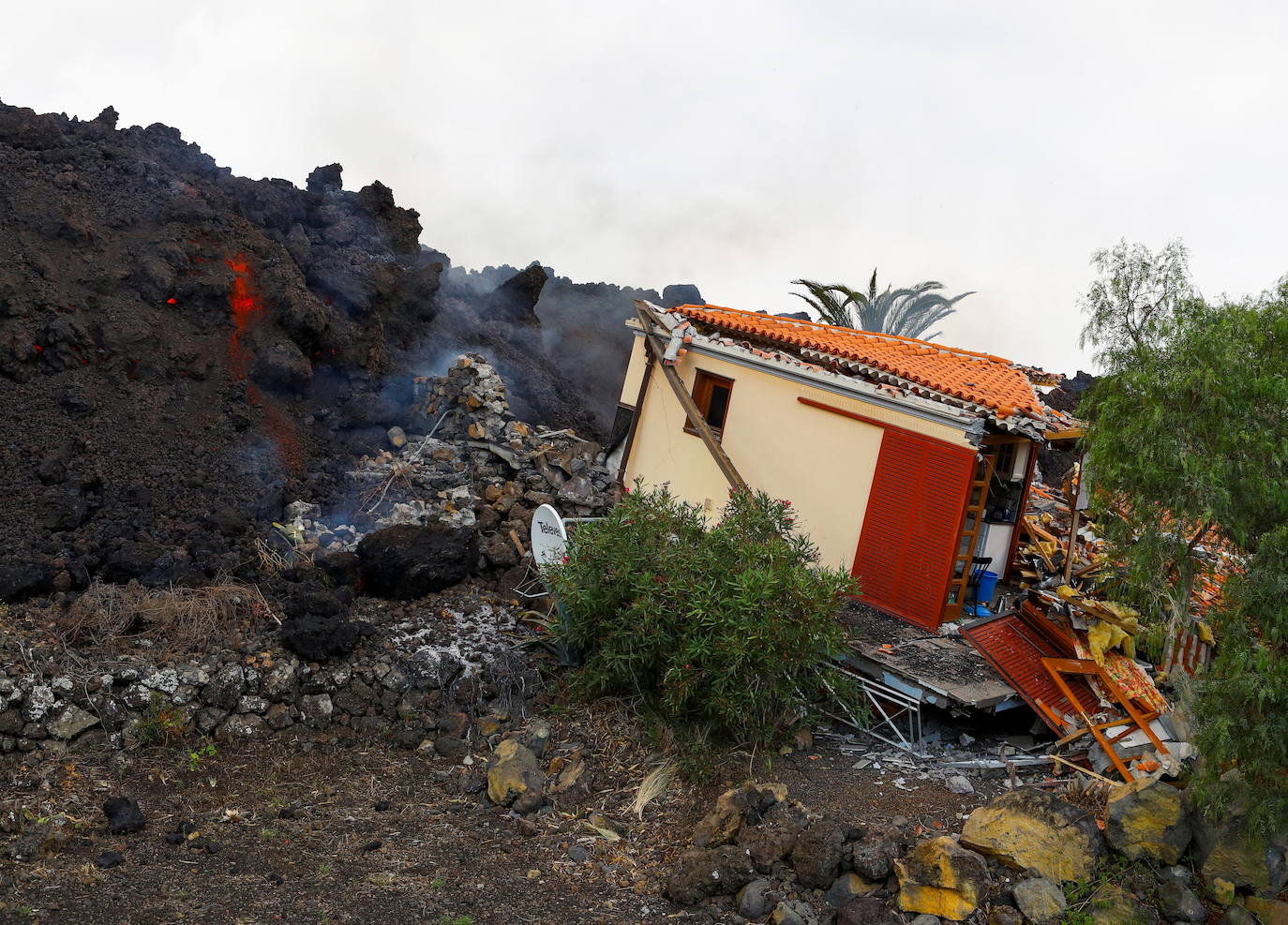 El volcán Cumbre Vieja emana lava por nueve grietas provocando miles de desalojos y la destrucción de viviendas, carreteras y cultivos