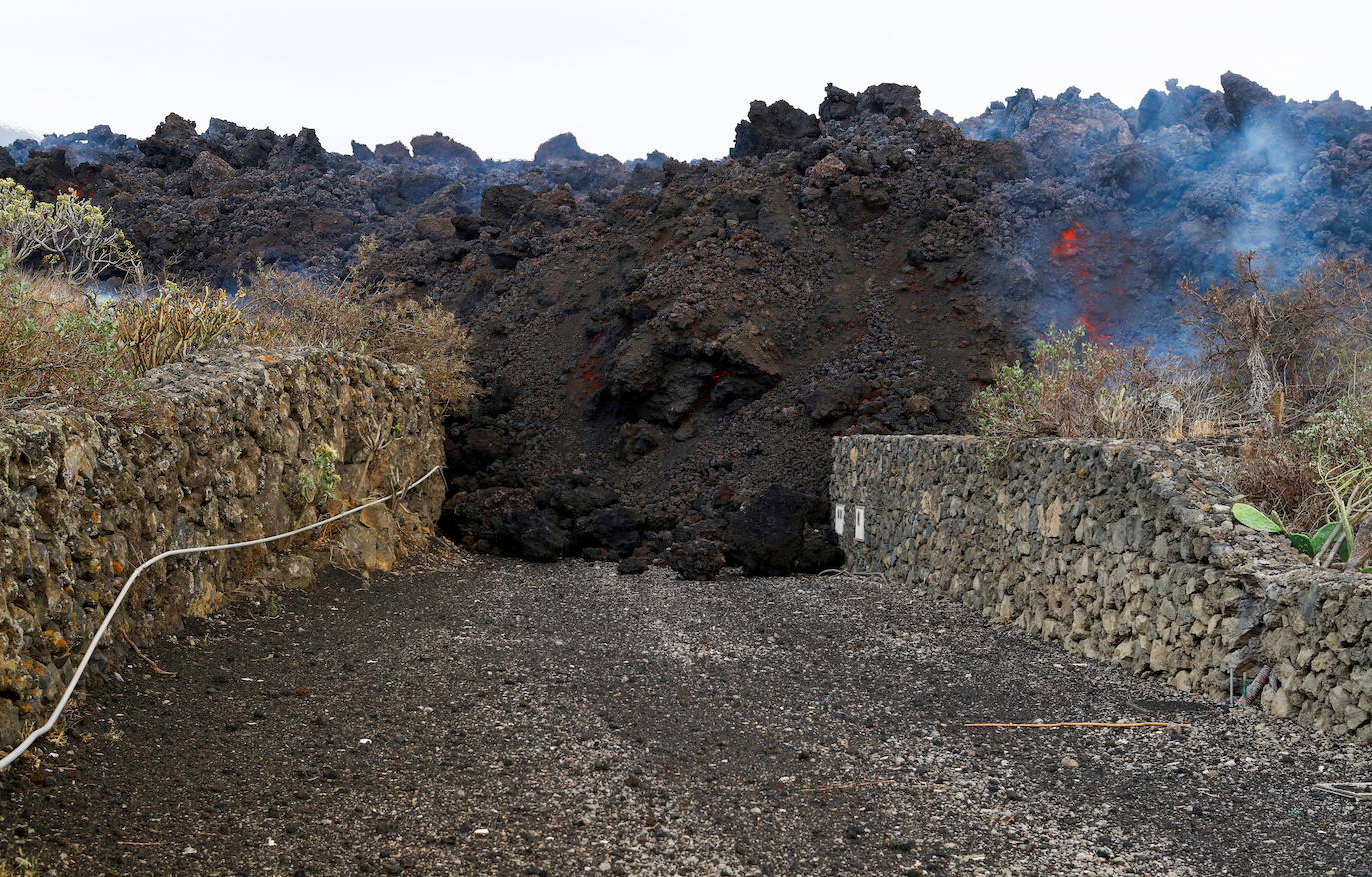 El volcán Cumbre Vieja emana lava por nueve grietas provocando miles de desalojos y la destrucción de viviendas, carreteras y cultivos