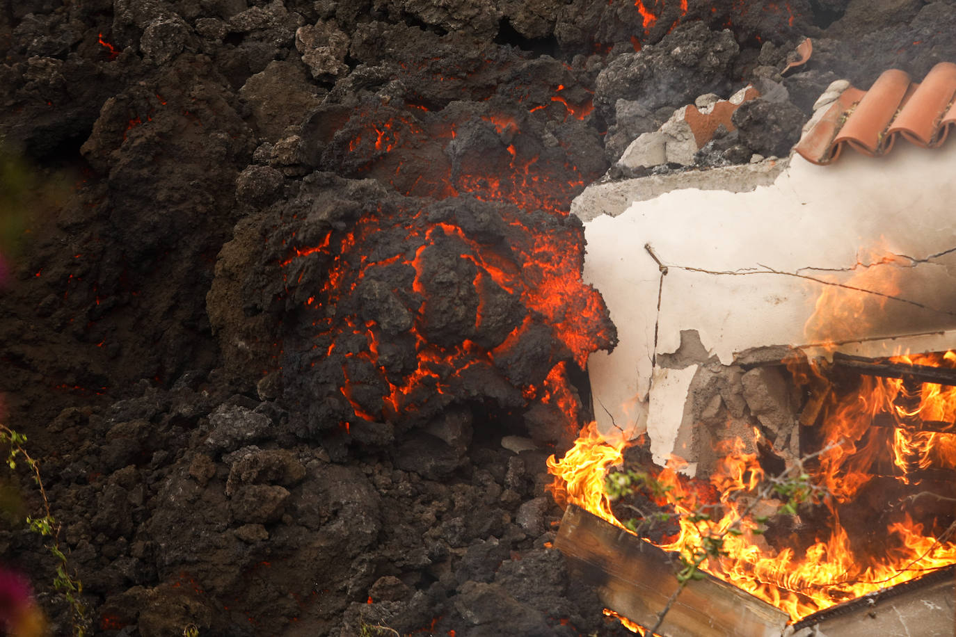 El volcán Cumbre Vieja emana lava por nueve grietas provocando miles de desalojos y la destrucción de viviendas, carreteras y cultivos