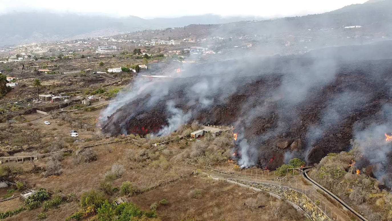 El volcán Cumbre Vieja emana lava por nueve grietas provocando miles de desalojos y la destrucción de viviendas, carreteras y cultivos