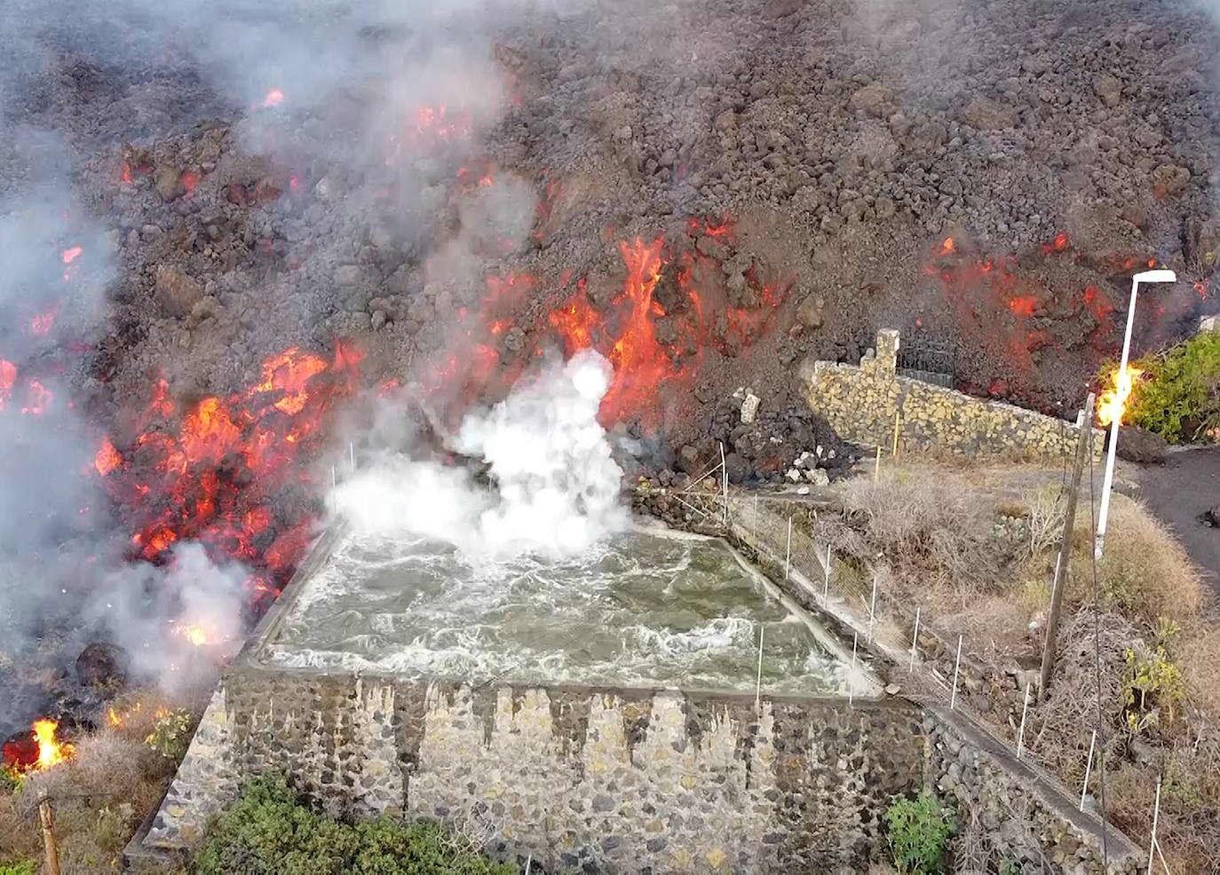 El volcán Cumbre Vieja emana lava por nueve grietas provocando miles de desalojos y la destrucción de viviendas, carreteras y cultivos