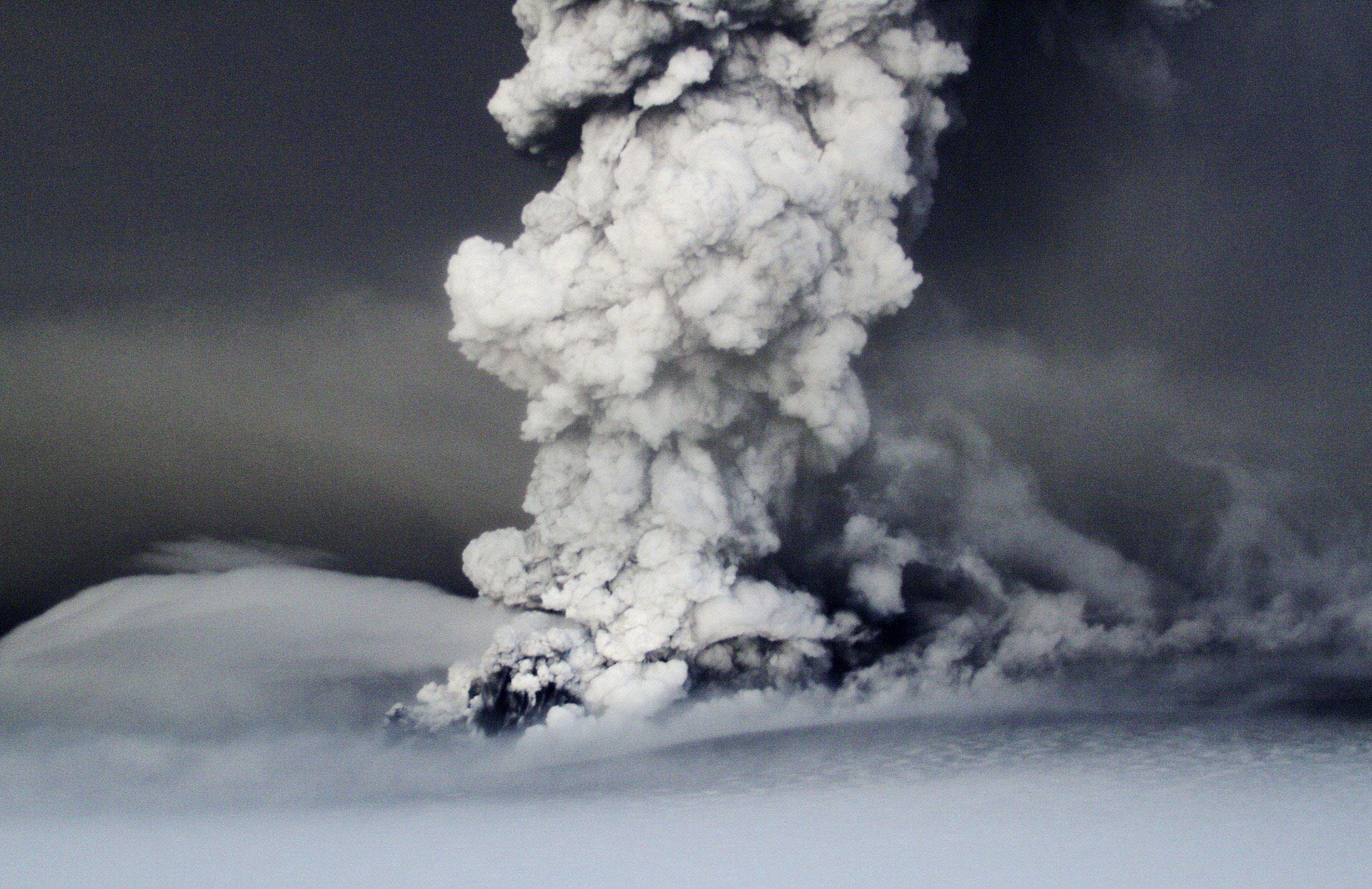 Grímsvötn (Islandia): Se trata del volcán más activo de Islandia, probablemente debido a su ubicación, el noreste del país. Gran parte se encuentra debajo del glaciar de Vatnajökull, el más grande del Viejo Continente con 35 kilómetros cuadrados. El 21 de mayo de 2011 se produjo la última actividad con columnas de 12.000 metros que estuvieron acompañadas de varios terremotos