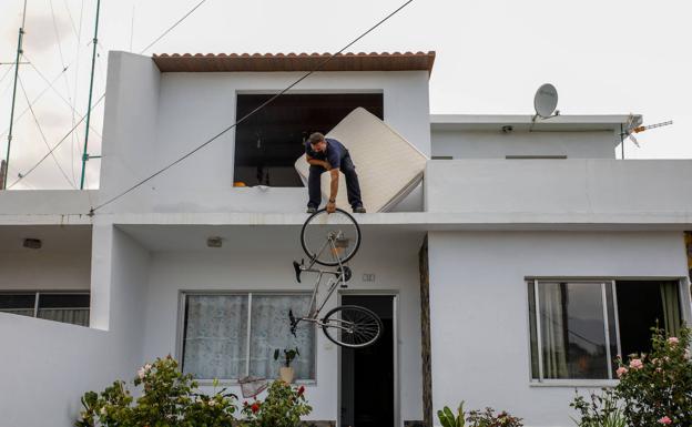 Uno de los vecinos de La Palma, sacando sus pertenencias de su casa