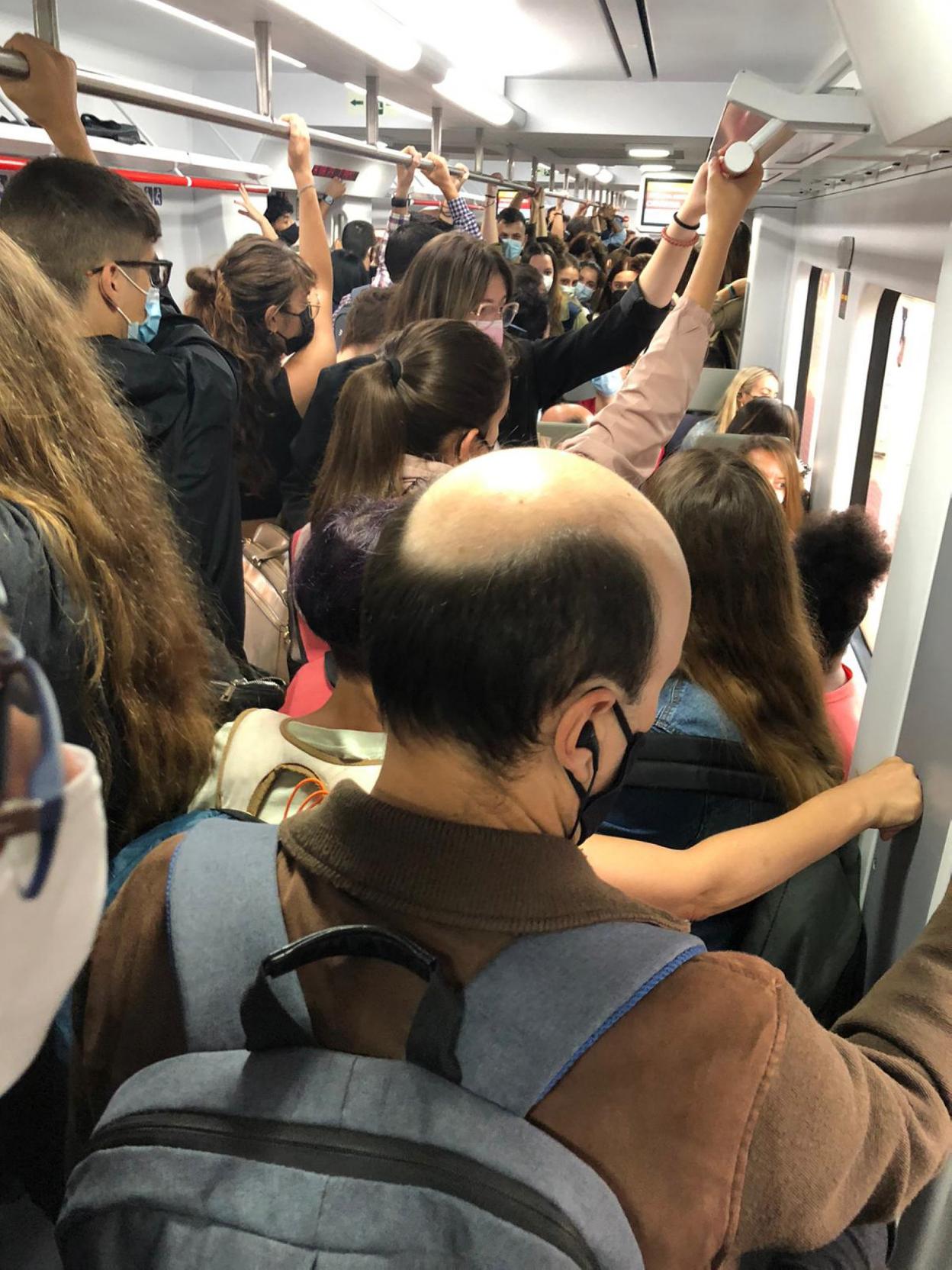 El vagón de un tren de Cercanías procedente de Xàtiva, atestado a primera hora de la mañana de ayer. lp