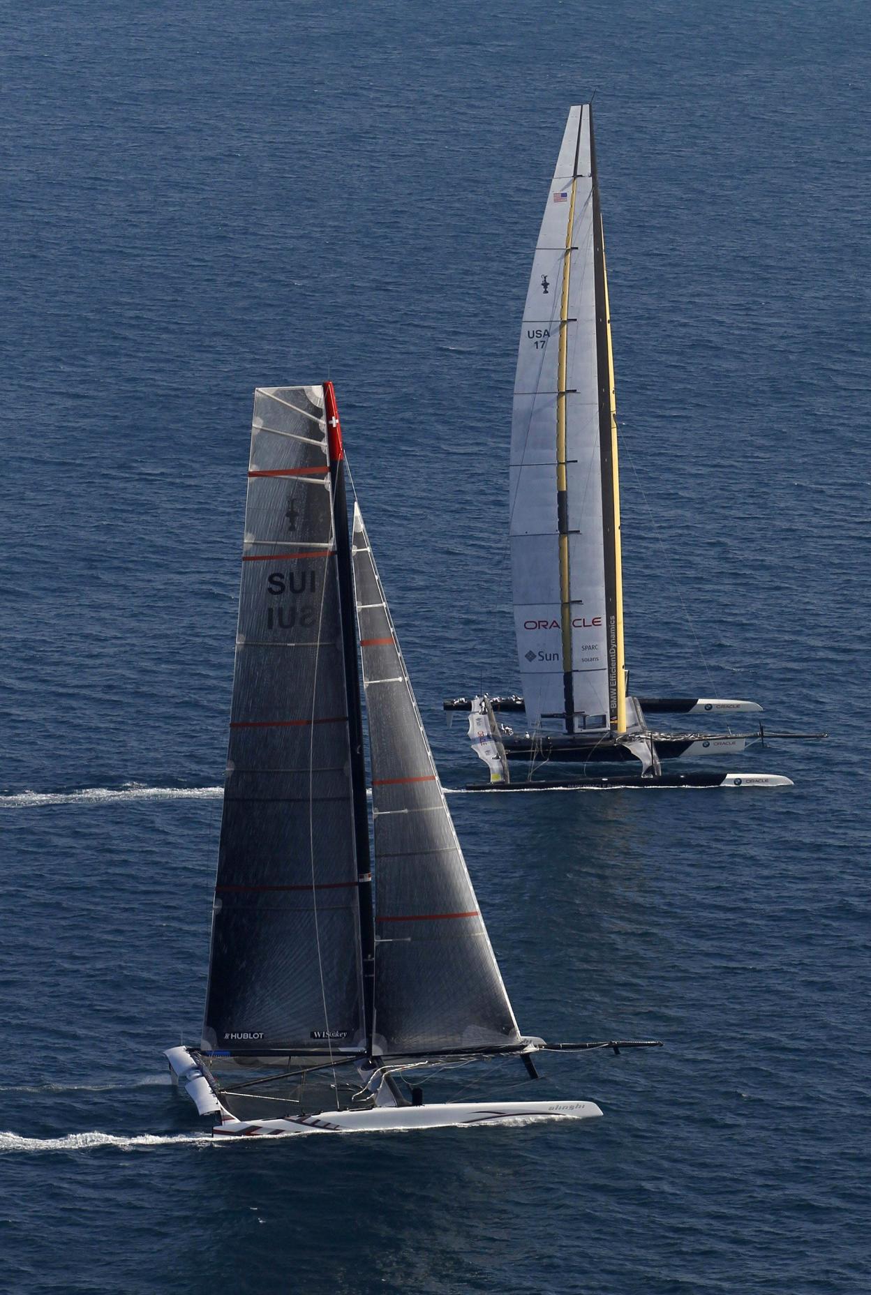 El Alinghi y el Oracle, durante la edición de 2010. DANI CARDONA / AFP