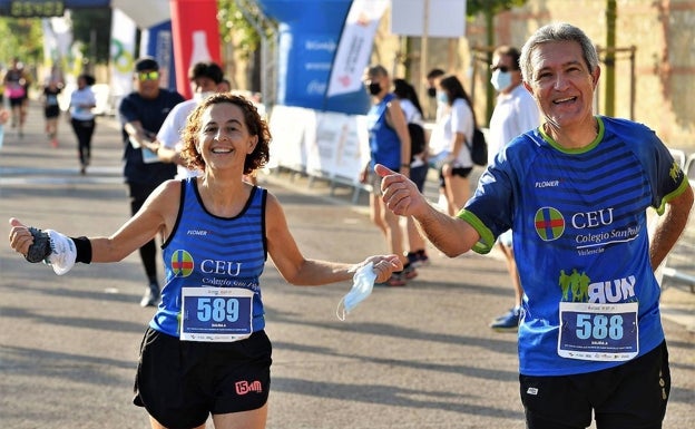 Paco, junto a su compañera Teresa (d), en la Volta a Peu a San Marcelino y San Isidro de la semana pasada. 