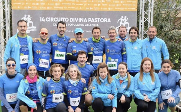 Paco, junto a sus compañeros del CEU RUN en la edición de 2019 de la histórica carrera Galápagos. 