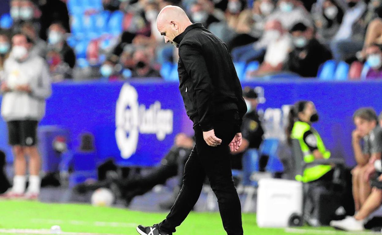 Paco López camina cabizbajo durante el partido ante el Celta de Vigo