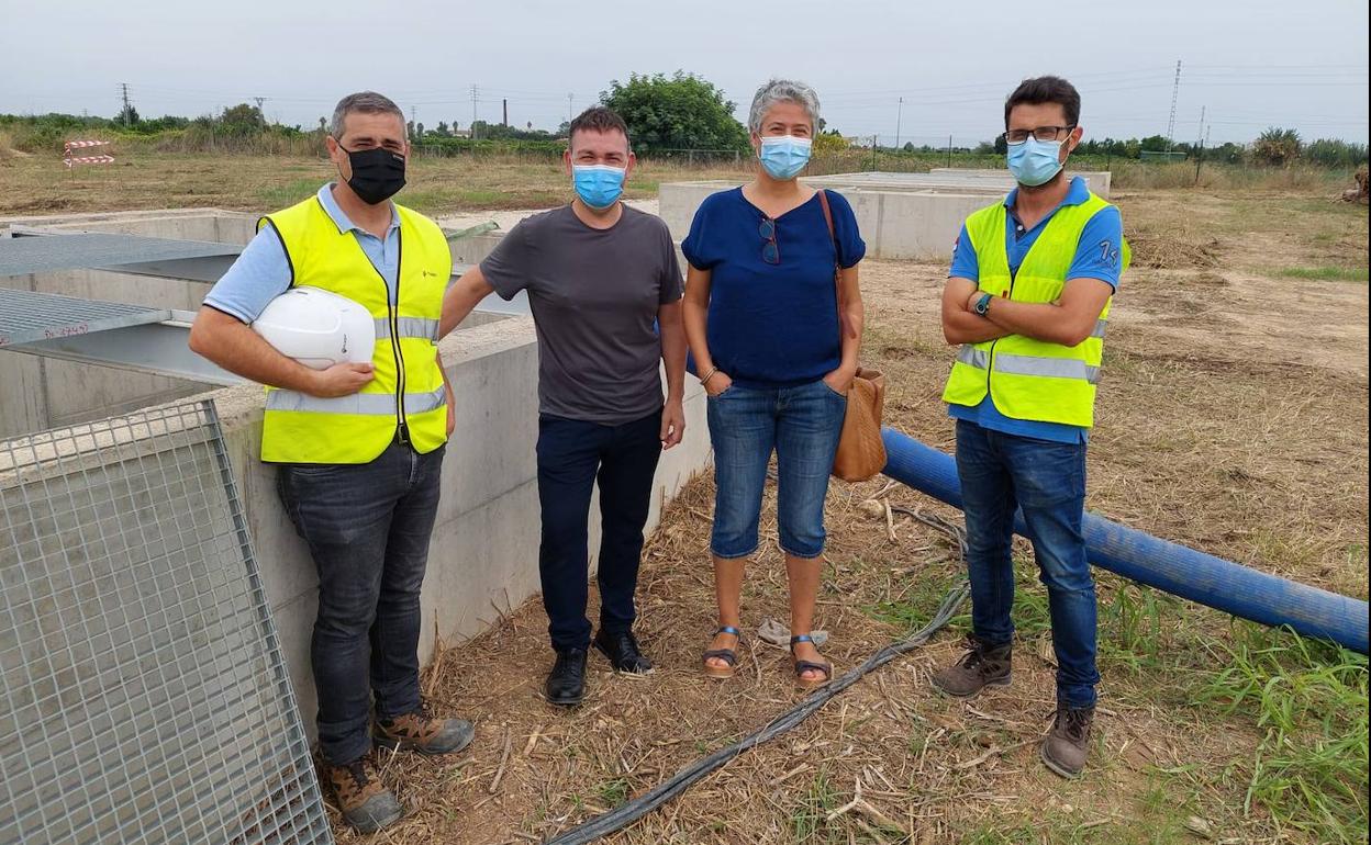 El alcalde, Jesús Monzó, y la concejala, Elisa Gimeno, visitan las obras. 