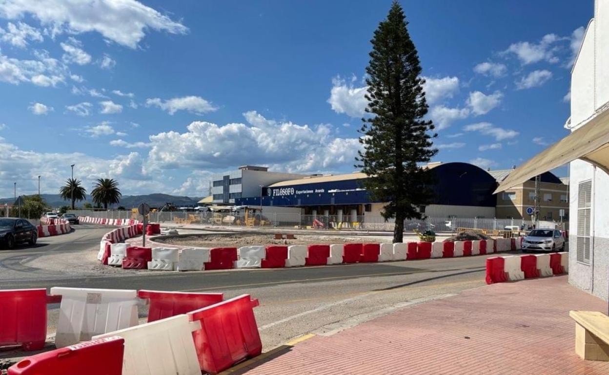 Tramo donde se están llevando a cabo las obras de la rotonda de Piles. 