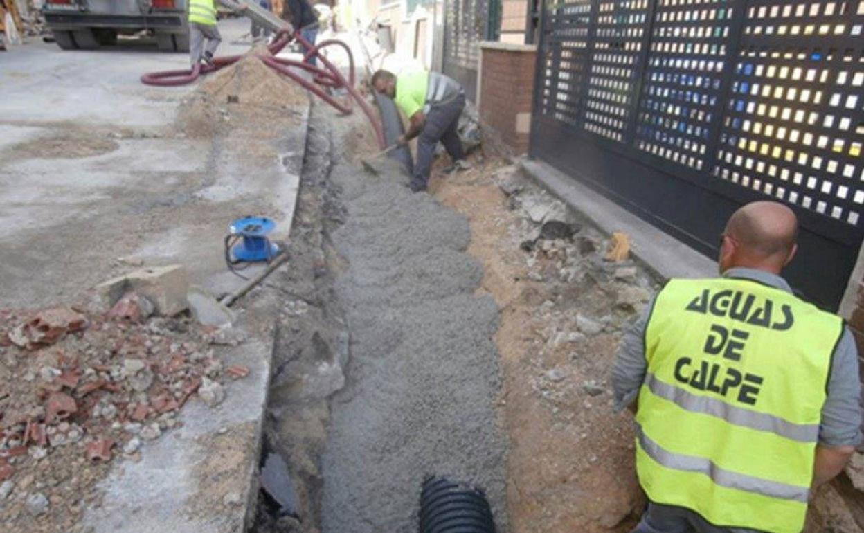 Operarios de Aguas de Calp realizando obras de renovación de tuberías. 