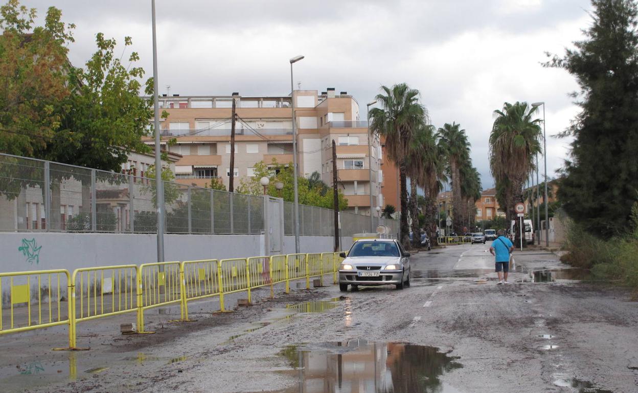 Un vehículo  circulando por la avenida dels Furs deDénia. 