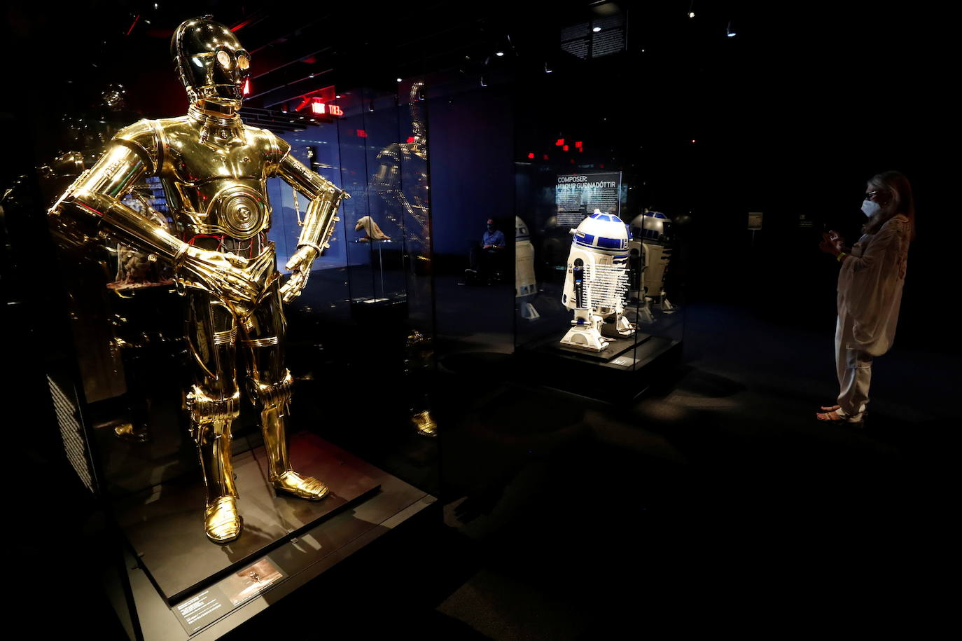 El Museo de la Academia de Cine ya es una realidad. Con un coste de más de 350 millones de euros patrocinados por distintos mecenas (de Rolex a Netflix), el museo expone a E.T., los androides de 'Stars War' R2-D2 y C3PO, Bugs Bunny, viñetas de Bruce Lee, un traje de 'Drácula', una galería especial para 'El mago de Oz' o el trineo 'Rosebud' de 'Ciudadano Kane', entre otros artículos, pero también rinde tributo a los inicios de la cinematografía. Uno de los últimos en llegar al Museo de la Academia de Cine, que el martes se presentó a los medios de la mano del actor Tom Hanks, ha sido Bruce The Shark, el tiburón de 'Buscando a Nemo' inspirado en el gran escualo blanco que siembra el terror en una playa norteamericana en 'Tiburón'. Con las entradas a un precio que ronda los 22 euros, las exposiciones permanentes -que equilibran la presencia de hombres y mujeres y hace un espacio al cine afroamericano-, se pueden comenzar a visitar a partir de la próxima semana. Hay también, con un precio aparte, una instalación interactiva donde el público puede «ganar» un premio Oscar y subir a un escenario a recogerlo.