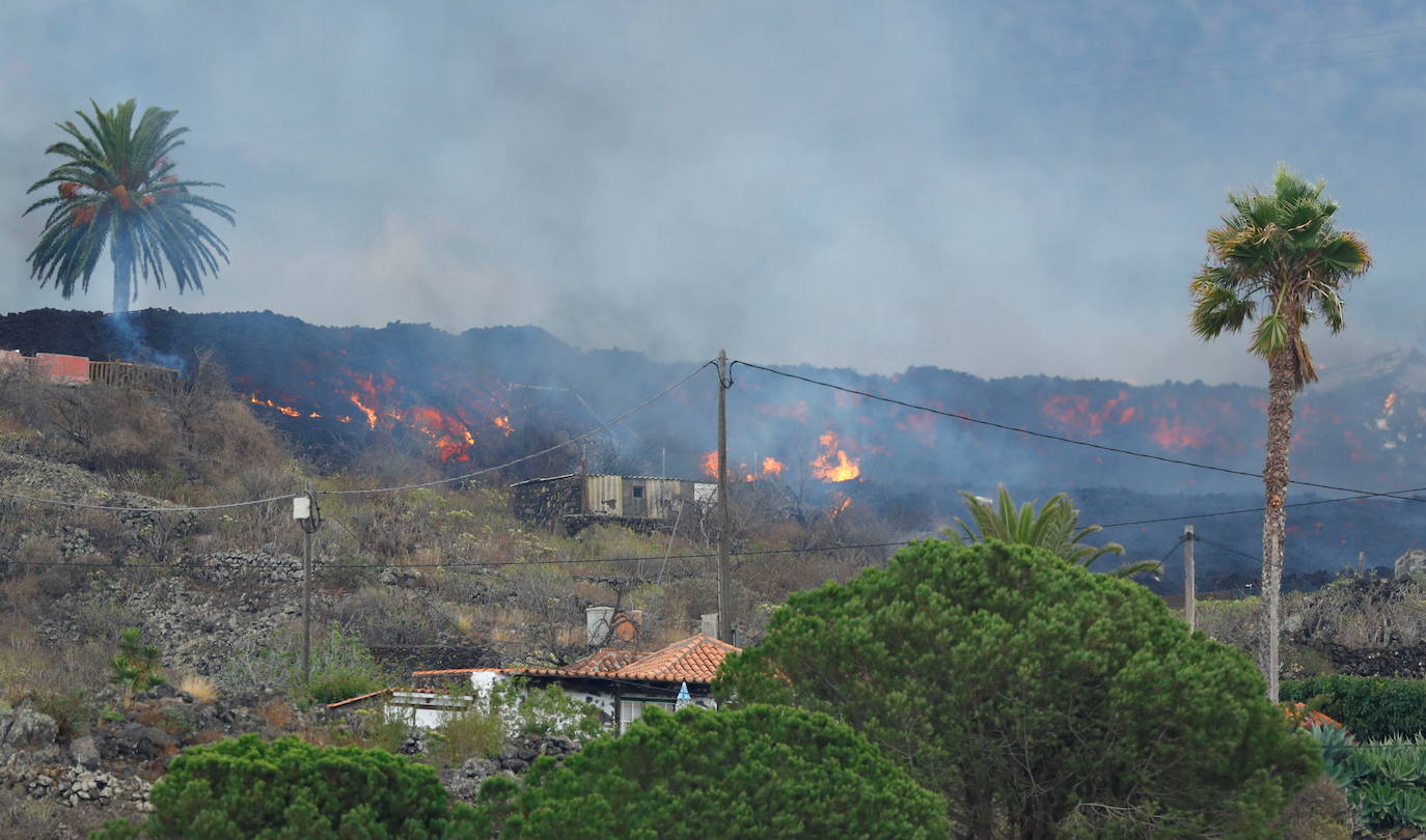 El magma sigue imparable tras una erupción que se espera que tarde varias semanas en remitir. La lava se lleva por delante viviendas compeltas, pero deja la imagen de un pequeño chalé en una isla rodeada de magma