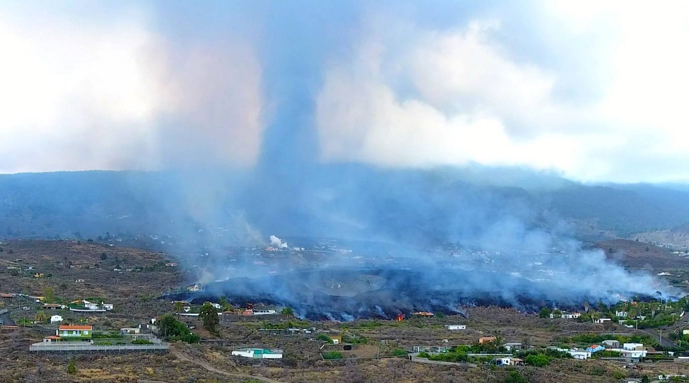 El magma sigue imparable tras una erupción que se espera que tarde varias semanas en remitir. La lava se lleva por delante viviendas compeltas, pero deja la imagen de un pequeño chalé en una isla rodeada de magma