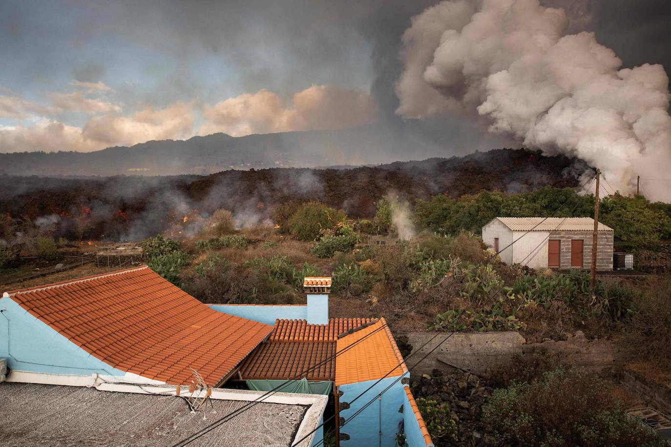 El magma sigue imparable tras una erupción que se espera que tarde varias semanas en remitir. La lava se lleva por delante viviendas compeltas, pero deja la imagen de un pequeño chalé en una isla rodeada de magma