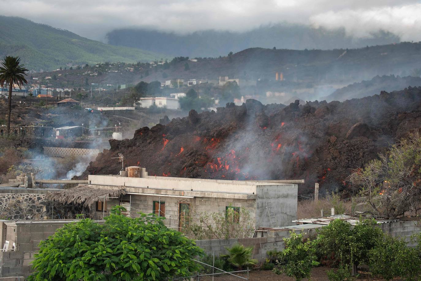 El magma sigue imparable tras una erupción que se espera que tarde varias semanas en remitir. La lava se lleva por delante viviendas compeltas, pero deja la imagen de un pequeño chalé en una isla rodeada de magma