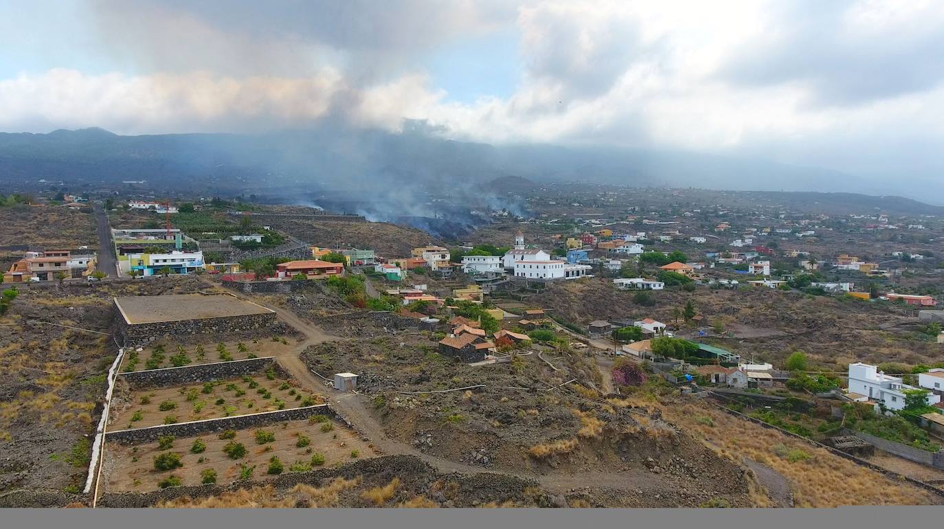 El magma sigue imparable tras una erupción que se espera que tarde varias semanas en remitir. La lava se lleva por delante viviendas compeltas, pero deja la imagen de un pequeño chalé en una isla rodeada de magma