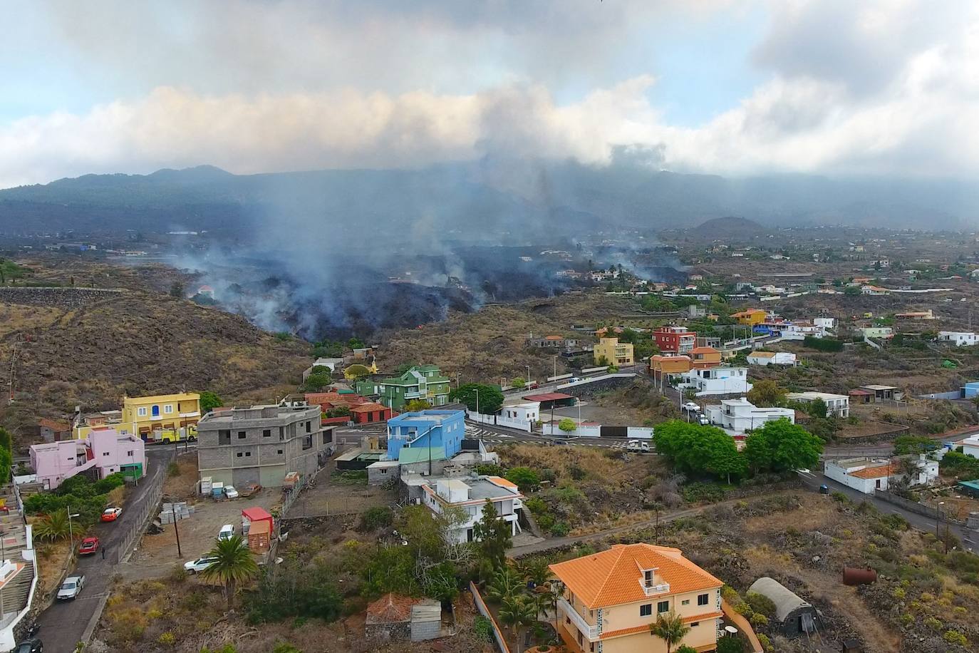 El magma sigue imparable tras una erupción que se espera que tarde varias semanas en remitir. La lava se lleva por delante viviendas compeltas, pero deja la imagen de un pequeño chalé en una isla rodeada de magma