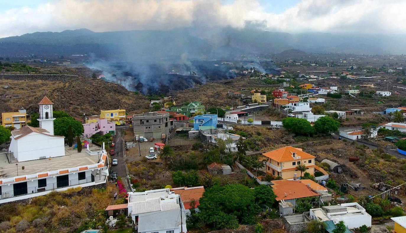 El magma sigue imparable tras una erupción que se espera que tarde varias semanas en remitir. La lava se lleva por delante viviendas compeltas, pero deja la imagen de un pequeño chalé en una isla rodeada de magma