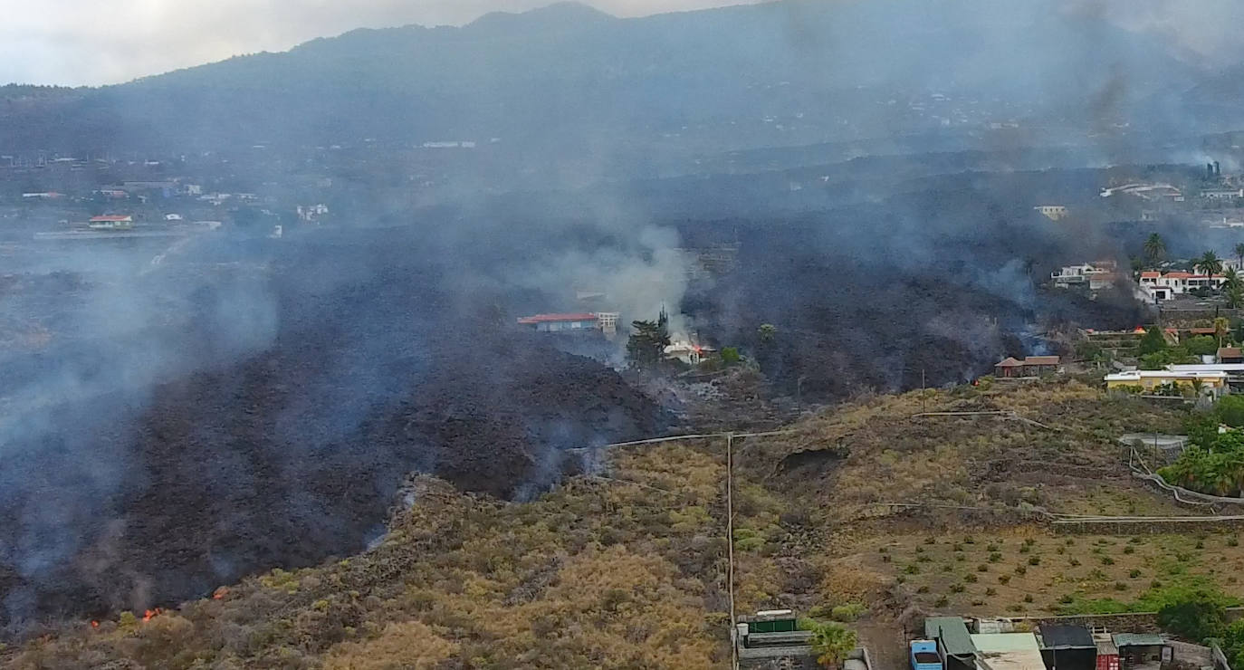 El magma sigue imparable tras una erupción que se espera que tarde varias semanas en remitir. La lava se lleva por delante viviendas compeltas, pero deja la imagen de un pequeño chalé en una isla rodeada de magma