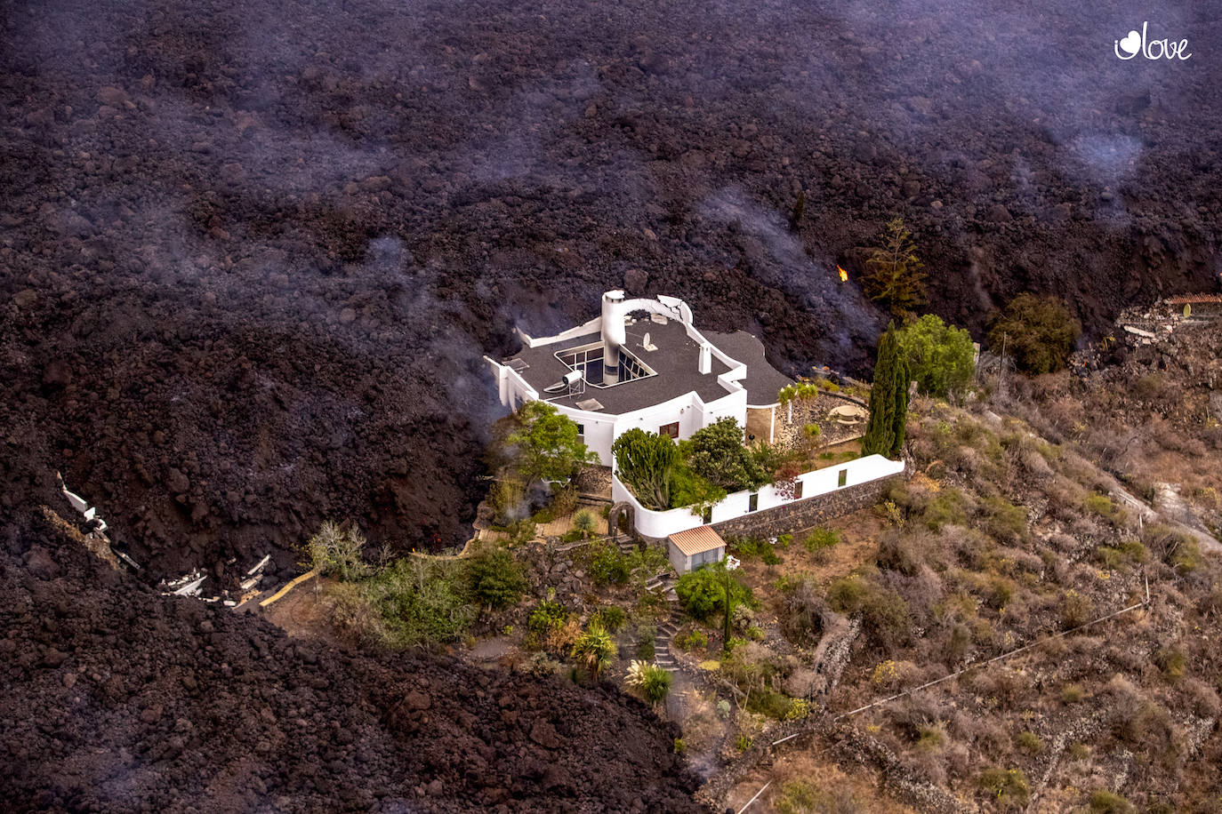 El magma sigue imparable tras una erupción que se espera que tarde varias semanas en remitir. La lava se lleva por delante viviendas compeltas, pero deja la imagen de un pequeño chalé en una isla rodeada de magma