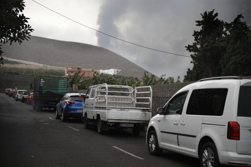 Vecinos huyen del volcán en el municipio de El Paso.