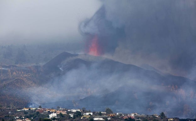 Nube tóxica generada sobre el volcán Cumbre Vieja de La Palma. 