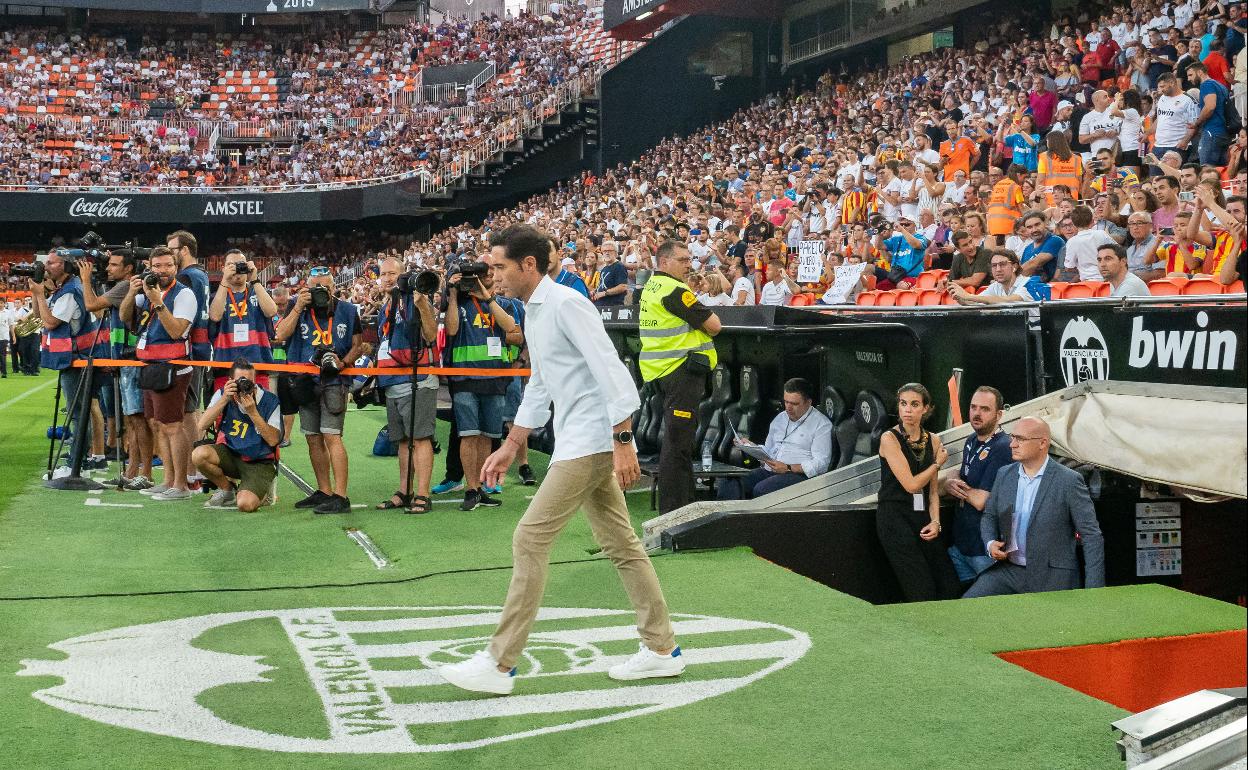 Marcelino García Toral pisando el césped de Mestalla en 2019 