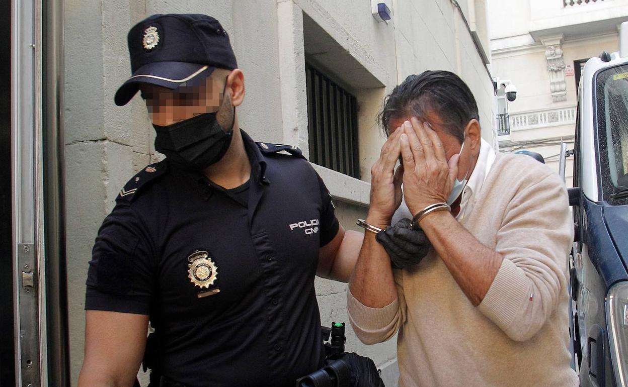 El procesado durante su llegada al juicio, esta semana en la Audiencia Provincial de Alicante. 