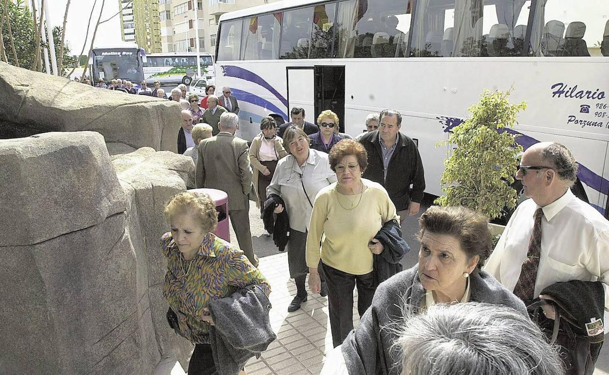 Un grupo de viajeros del Imserso llega a un hotel de Benidorm en el año 2019.