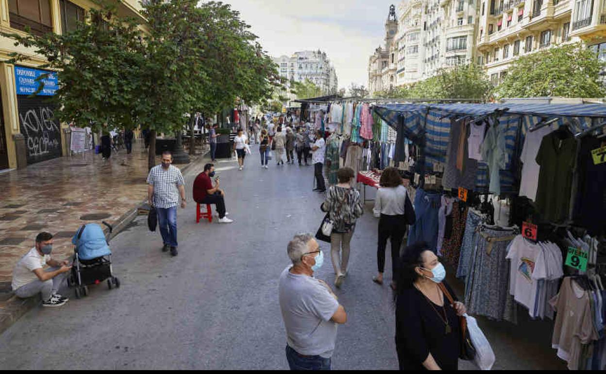 Mercadillo en la plaza del Ayuntamiento.