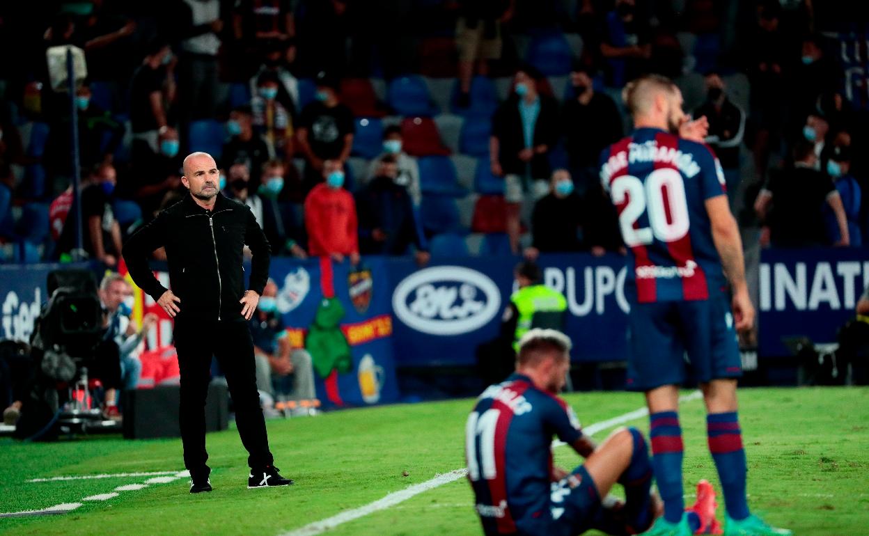 Paco López durante el encuentro frente al Celta en el Ciutat de València 