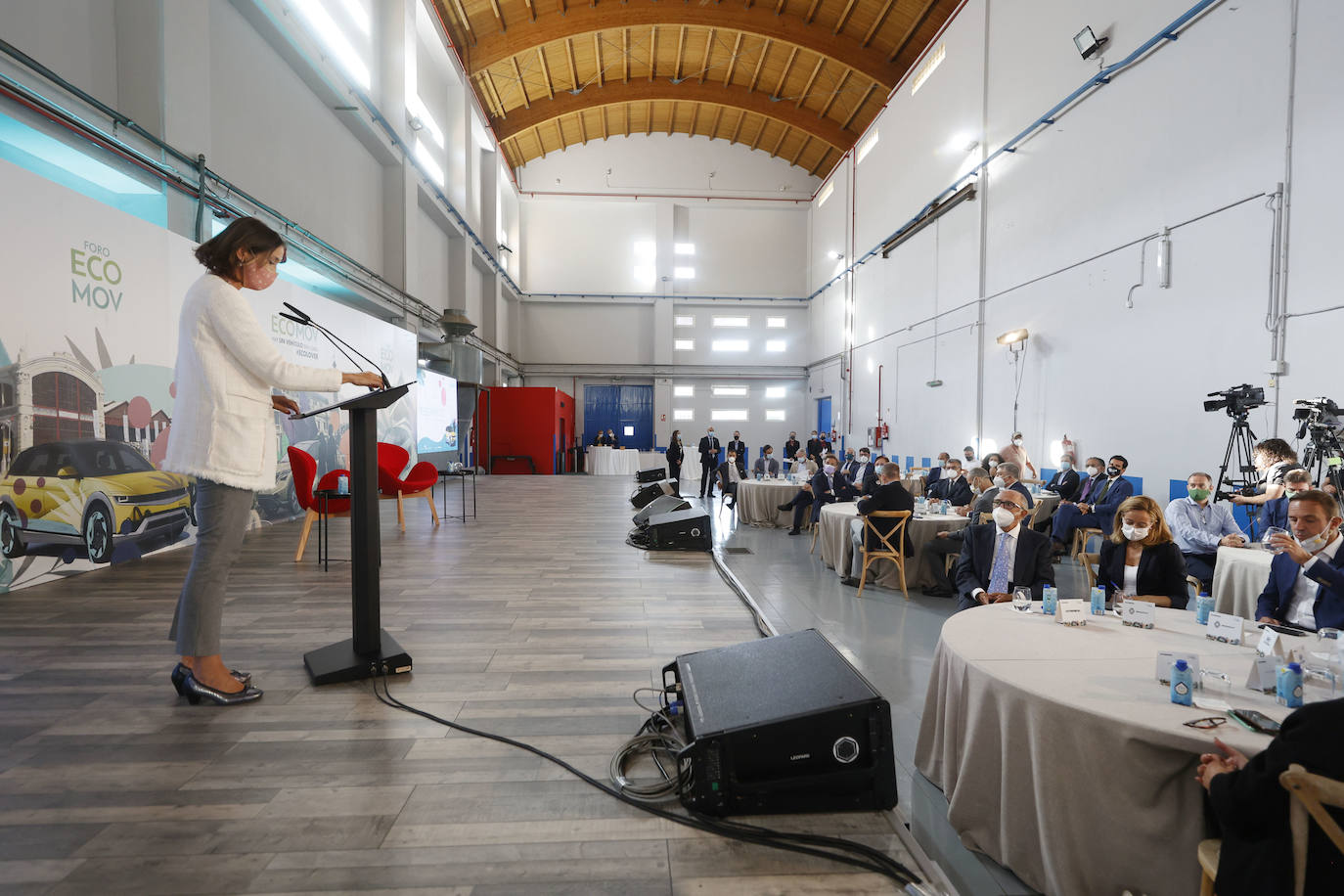 La ministra de Industria, Comercio y Turismo, Reyes Maroto, junto al director de LAS PROVINCIAS, Jesús Trelis.