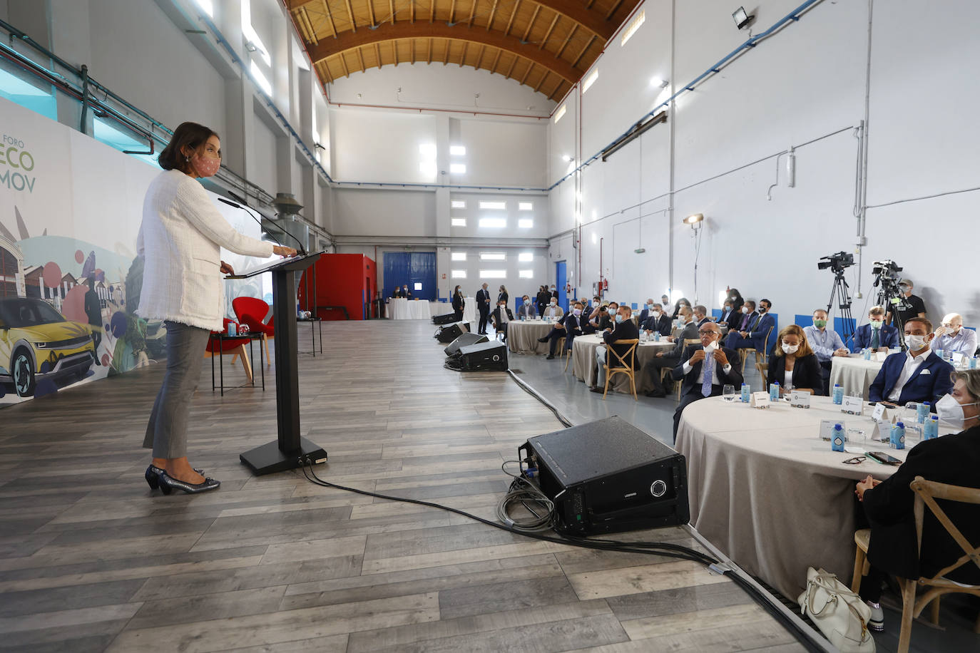 La ministra de Industria, Comercio y Turismo, Reyes Maroto, junto al director de LAS PROVINCIAS, Jesús Trelis.