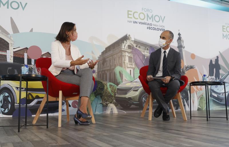 La ministra de Industria, Comercio y Turismo, Reyes Maroto, junto al director de LAS PROVINCIAS, Jesús Trelis.