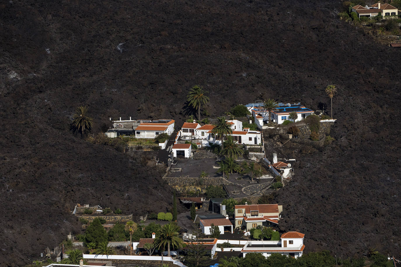 Casas arrasadas por la lava.