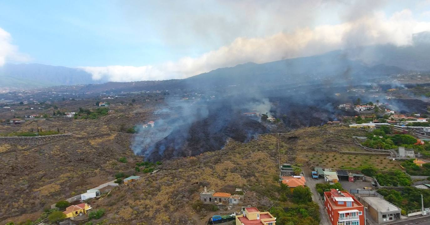 Los vecinos abandonaron su vivienda sin saber si el magma afectaría o no a la estructura. Cerca de 400 casas ha sido destruidas por la colada, pero alguna ha podido resistir a la erupción.